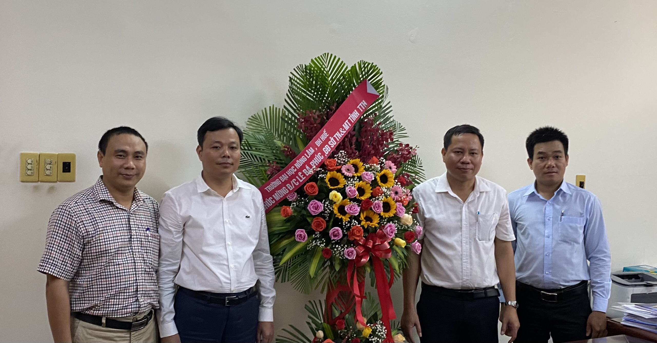 PGS.TS. Trần Thanh Đức, Hiệu trưởng trường ĐHNL, ĐHH tặng hoa chúc mừng Tân Giám đốc Sở TN&MT